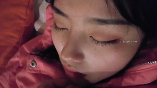 小伙下药迷翻美女班花带回酒店玩了一个她的小嫩B怕担责任没敢真操