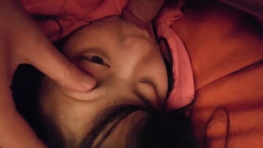 小伙下药迷翻美女班花带回酒店玩了一个她的小嫩B怕担责任没敢真操