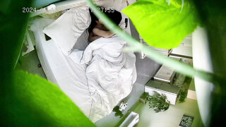 新流出大学城附近安防酒店高清偷拍貌似第一次开房的情侣-学生妹矜持害羞热吻抠逼操逼娇喘