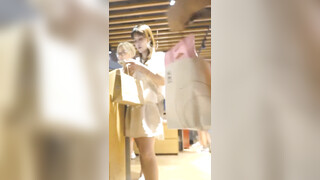 超市偷窥偷窥漂亮少妇 儿子都这么大了还穿这么性感的蕾丝花边骚内丁大屁屁超丰满