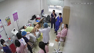 妇产科医院监控破解一群孕妇排队做检查,脱掉内裤躺在床上岔开腿充分暴露私处,旁边两个猥琐的男实习生一边看一边窃窃私语讨论哪个孕妇的逼最好看