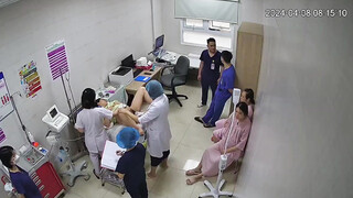 妇产科医院监控破解一群孕妇排队做检查,脱掉内裤躺在床上岔开腿充分暴露私处,旁边两个猥琐的男实习生一边看一边窃窃私语讨论哪个孕妇的逼最好看