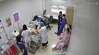妇产科医院监控破解一群孕妇排队做检查,脱掉内裤躺在床上岔开腿充分暴露私处,旁边两个猥琐的男实习生一边看一边窃窃私语讨论哪个孕妇的逼最好看
