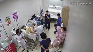 妇产科医院监控破解一群孕妇排队做检查,脱掉内裤躺在床上岔开腿充分暴露私处,旁边两个猥琐的男实习生一边看一边窃窃私语讨论哪个孕妇的逼最好看