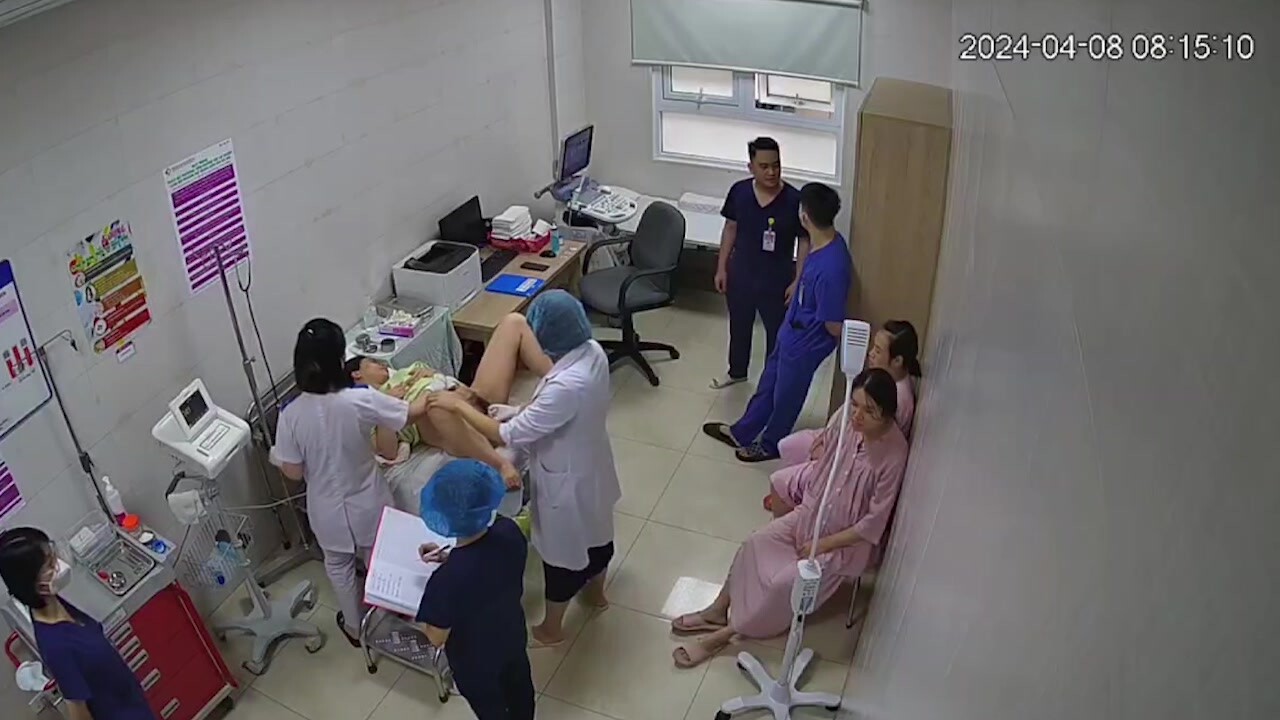 妇产科医院监控破解一群孕妇排队做检查,脱掉内裤躺在床上岔开腿充分暴露私处,旁边两个猥琐的男实习生一边看一边窃窃私语讨论哪个孕妇的逼最好看