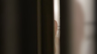 小哥冒死爬墙偷拍房东的小女儿洗澡粉嫩粉嫩的