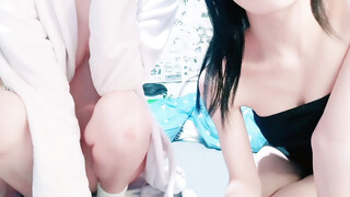 超嫩姐妹花，白皙皮肤，细腰美腿，女女互玩，道具抽插，男主加入，轮流骑乘位插穴，让人羡慕不已