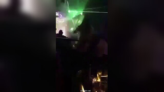 大开眼界 淫乱KTV！酒吧KTV坐台全裸淫乱 摸奶舔鸡，有钱就是好，在外高高在上的女神 也要为你乖乖服务 (1)