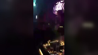 大开眼界 淫乱KTV！酒吧KTV坐台全裸淫乱 摸奶舔鸡，有钱就是好，在外高高在上的女神 也要为你乖乖服务 (1)