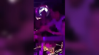 大开眼界 淫乱KTV！酒吧KTV坐台全裸淫乱 摸奶舔鸡，有钱就是好，在外高高在上的女神 也要为你乖乖服务 (1)