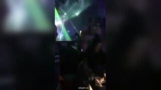 大开眼界 淫乱KTV！酒吧KTV坐台全裸淫乱 摸奶舔鸡，有钱就是好，在外高高在上的女神 也要为你乖乖服务 (1)