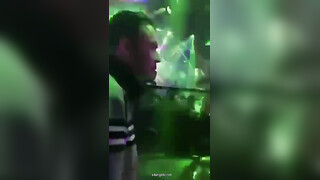 大开眼界 淫乱KTV！酒吧KTV坐台全裸淫乱 摸奶舔鸡，有钱就是好，在外高高在上的女神 也要为你乖乖服务 (1)