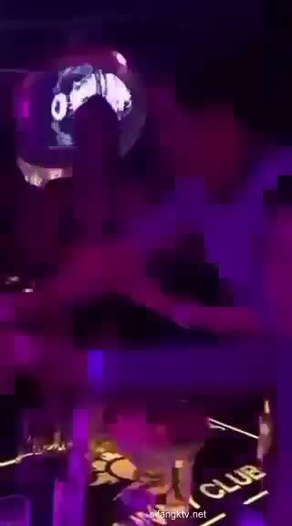 大开眼界 淫乱KTV！酒吧KTV坐台全裸淫乱 摸奶舔鸡，有钱就是好，在外高高在上的女神 也要为你乖乖服务 (1)