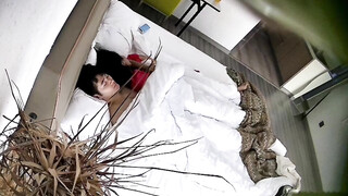 【酒店偷拍】【漂亮御姐与帅气男友】御姐刚开始羞答答，后面就很浪！男友弹吉他唱歌 她一脸崇拜的