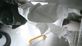 七月最新厕拍大神潜入师范学院附近公厕正面全景偷拍学妹尿尿专心看视频的黑丝短裙靓妹