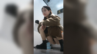 商场女厕全景偷拍JK裙蓓蕾帽大美女尿尿不擦B狂甩尿