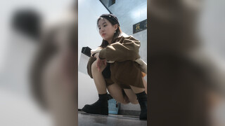 商场女厕全景偷拍JK裙蓓蕾帽大美女尿尿不擦B狂甩尿