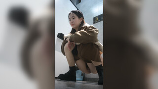 商场女厕全景偷拍JK裙蓓蕾帽大美女尿尿不擦B狂甩尿