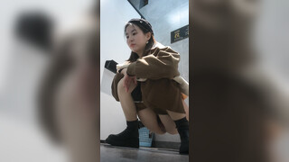 商场女厕全景偷拍JK裙蓓蕾帽大美女尿尿不擦B狂甩尿