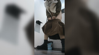 商场女厕全景偷拍JK裙蓓蕾帽大美女尿尿不擦B狂甩尿