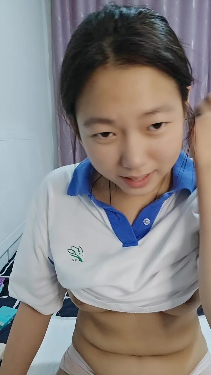 在校大学生暑假在家自己赚学费，洗白白后躺床上诱惑狼友，全程露脸跳蛋玩弄骚穴，摩擦阴蒂浪叫不止精彩刺激