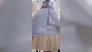 8月新流出私房大神极品收藏商场女厕全景后拍系列耐克鞋美眉血染内裤换上新买的