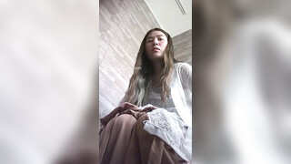 旅游区女厕全景偷拍一起的两个美女同事的极品美鲍鱼 刘思颖