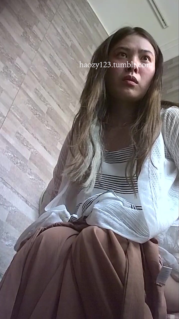 旅游区女厕全景偷拍一起的两个美女同事的极品美鲍鱼 刘思颖