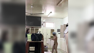 贵在真实极限偸拍！渣女大学生校内浴池现场曝光内部壮观春色，周末洗澡的多，走来走去一屋子脱换衣服的学生妹 (3)