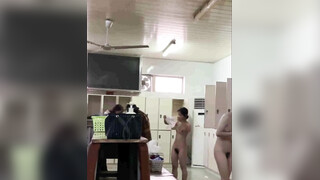 贵在真实极限偸拍！渣女大学生校内浴池现场曝光内部壮观春色，周末洗澡的多，走来走去一屋子脱换衣服的学生妹 (3)