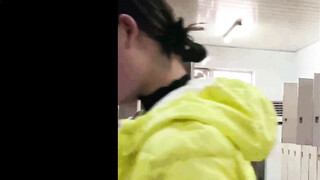 贵在真实极限偸拍！渣女大学生校内浴池现场曝光内部壮观春色，周末洗澡的多，走来走去一屋子脱换衣服的学生妹 (3)