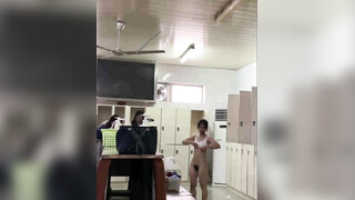 贵在真实极限偸拍！渣女大学生校内浴池现场曝光内部壮观春色，周末洗澡的多，走来走去一屋子脱换衣服的学生妹 (3)