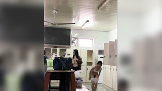 贵在真实极限偸拍！渣女大学生校内浴池现场曝光内部壮观春色，周末洗澡的多，走来走去一屋子脱换衣服的学生妹 (3)