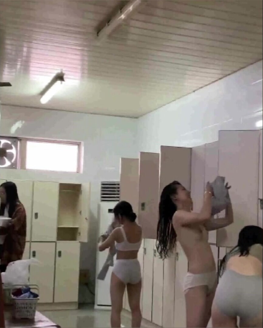 贵在真实极限偸拍！渣女大学生校内浴池现场曝光内部壮观春色，周末洗澡的多，走来走去一屋子脱换衣服的学生妹 (3)