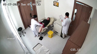《黑客破解》医院妇科门诊两个做阴道检查的美少妇被男医生抠B上药