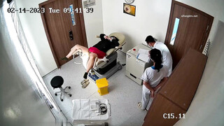 《黑客破解》医院妇科门诊两个做阴道检查的美少妇被男医生抠B上药