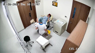 《黑客破解》医院妇科门诊两个做阴道检查的美少妇被男医生抠B上药
