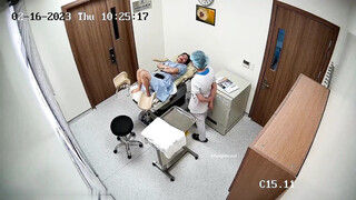 《黑客破解》医院妇科门诊两个做阴道检查的美少妇被男医生抠B上药