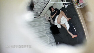 【酒店偷拍】极品身材学生妹独自等男友一天，来了就马上干一炮，偷窥佳作必看！26日晚上