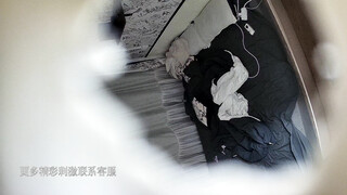 【酒店偷拍】极品身材学生妹独自等男友一天，来了就马上干一炮，偷窥佳作必看！26日晚上