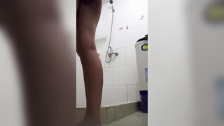 邪恶的房东暗藏摄像头偷拍刚下班的美女租客洗澡