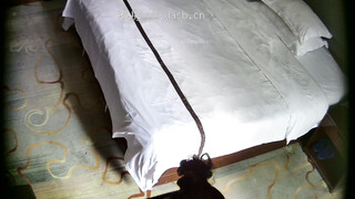 【Hotel监控系列】年轻少妇为了赚钱养赌鬼老公，不惜与爸爸年纪相仿的老头上床卖身，肤白貌美