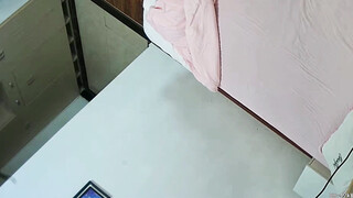 《居家摄像头破解》小伙带着漂亮的女盆友各种姿势啪啪连干两炮