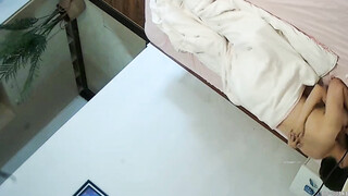 《居家摄像头破解》小伙带着漂亮的女盆友各种姿势啪啪连干两炮