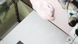 《居家摄像头破解》小伙带着漂亮的女盆友各种姿势啪啪连干两炮