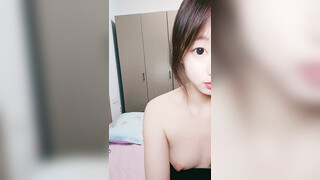 小妞长的真不错，清纯可爱露脸激情大秀，跟狼友互动撩骚，皮肤白皙无毛白虎逼，揉奶玩逼看特写道具抽插好骚