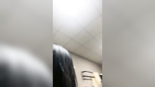 小蝴蝶会飞全程露脸大秀直播，全身性感的纹身跟狼友撩骚互动听指挥，黑白丝诱惑道具插进逼里自慰撅屁股求草