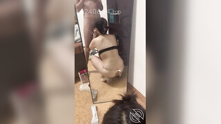 海角社区母子乱伦大神妈妈的丰乳肥臀大胆展示老妈给邻居看，可惜邻居不给力，只敢偷偷打飞机