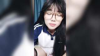 【少萝小甜】新人学生妹！高颜值反差婊，脱到一丝不挂，身材诱人，粉嫩鲍鱼水汪汪！ (2)