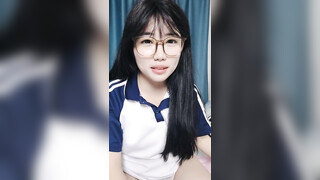 【少萝小甜】新人学生妹！高颜值反差婊，脱到一丝不挂，身材诱人，粉嫩鲍鱼水汪汪！ (2)